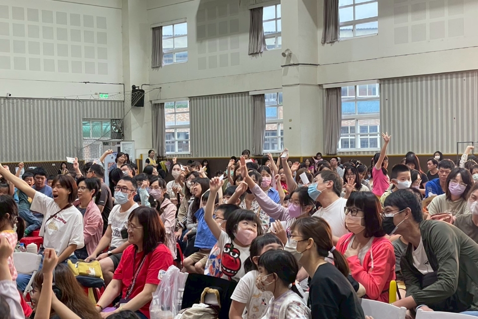 桃市圖兒童劇場《蘿蔔蹲餐廳失竊案》前進復興區 6/20羅浮國小活動中心　全校參與互動劇場學習網路素養