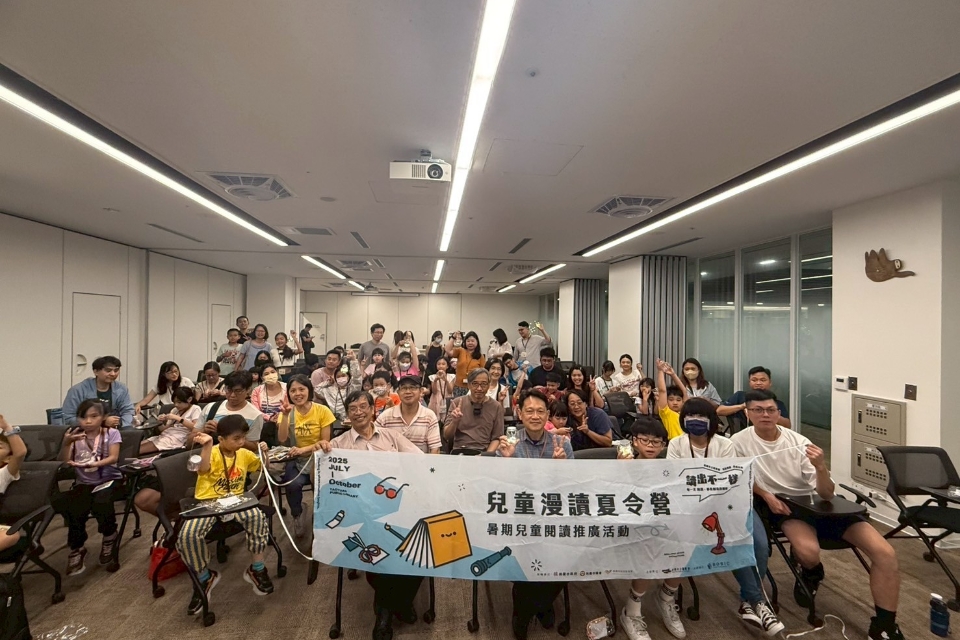  桃市圖「亮點漫讀」浪漫夜讀！ 仰望星空共讀月亮，點亮不一樣的陪伴時光！