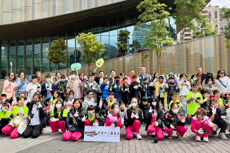  600株臺灣原生杜鵑在桃園扎根 學童在圖書館種下城市生態新風景