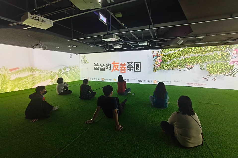 繪本走進動畫世界 「繪動新視界－《爸爸的友善茶園》沉浸式繪本動畫展」 桃園市立圖書館龍潭分館登場